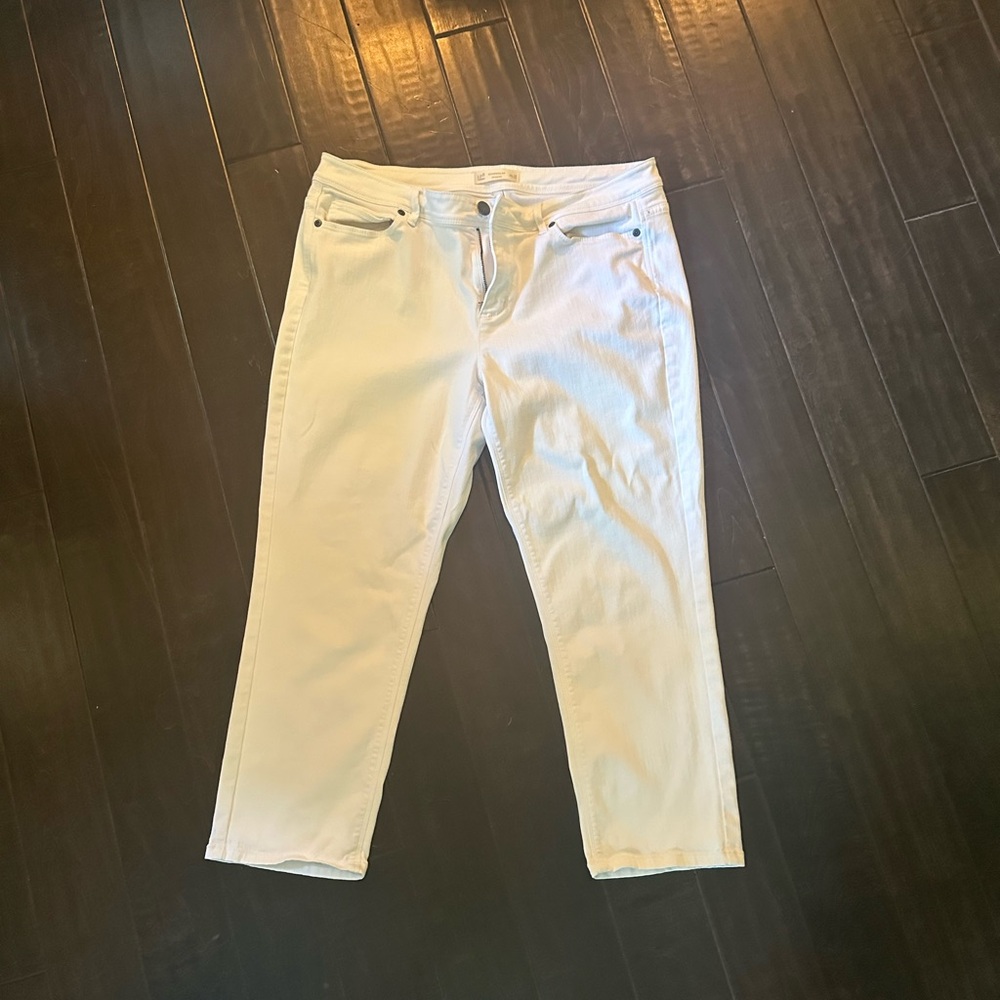 Women’s white cropped jeans